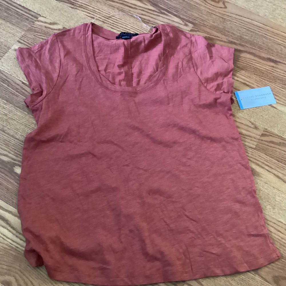 Social Standard Amber Scoop Neck Tee Size L
